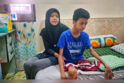 Mohd Hidayat kini memerlukan penjagaan rapi yang dilakukan oleh ibunya, Zanariah sejak disahkan menghidap kanser tulang, Jun lalu.