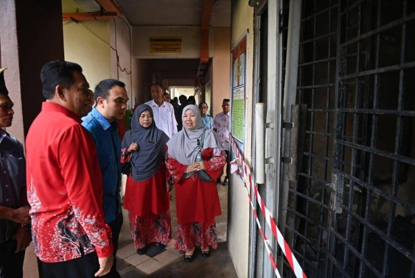 Ahmad Farhan (tengah) ketika meninjau keadaan fasiliti di SMK Sultanah Hajjah Kalsom. 