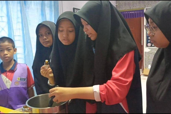 Dari kiri: Muhammad Afif Akmal, Nurlyana Zahratun Nisa, Puteri Qairah Natasha, Amanda Dania dan Arissa Husna yang berjaya menghasilkan sabun kecantikan berasaskan nanas. 