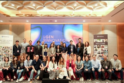 Finalis pertandingan, ibu bapa dan penjaga, juri dari Study Group, British Council dan Universiti Teknologi Sarawak, serta kakitangan Study Group berkumpul sempena Next Generation Innovations. 