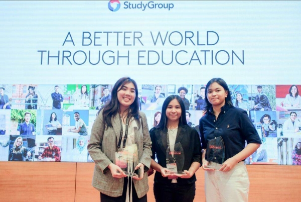 Dari kiri Crescia, Vanessa dan Stephanie muncul pemenang pertandingan Next Generation Innovations.