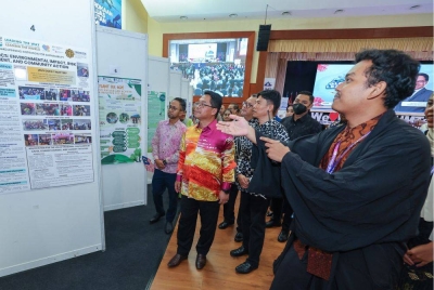 Mustapha melawat pameran yang disediakan oleh peserta.