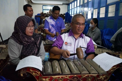 Perkongsian teknik bermain alat muzik tradisional.