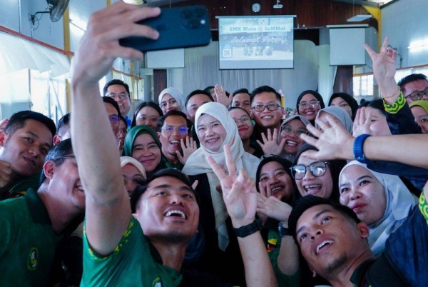 Guru SK Kg Pergau bersama Fadhlina (tengah) yang pertama kali bertandang di daerah Daro, Sarawak.