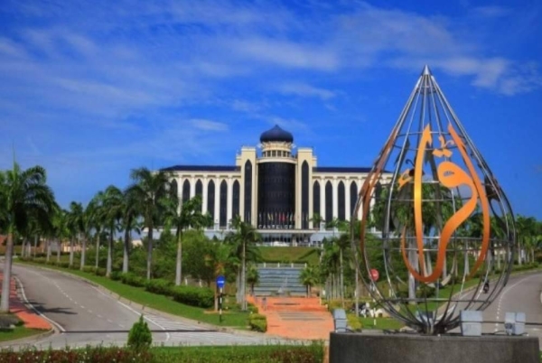 Terdapat pelbagai amalan dalam membantu pelajar kurang berkemampuan melalui beberapa bantuan kewangan seperti biasiswa, pinjaman, dermasiswa dan zakat di USIM. 