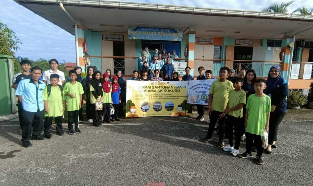 Peserta program Santunan Kasih bersama penganjur dan fasilitator dari UMS.