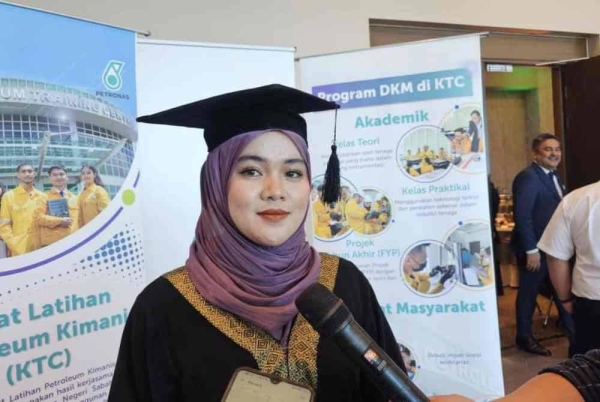 Nur Ariesha ketika ditemui selepas menghadiri Majlis Konvokesyen KTC Petronas anaknya di Pusat Konvonsyen Antarabangsa Sabah (SICC), Kota Kinabalu.