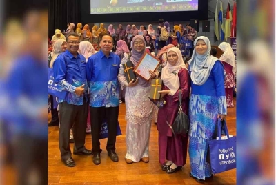 
Nik Nur Rahayu (tengah) bersama tenaga pengajar selepas SMK Hulu Kelang meraih kejuaraan pada Simposium Amalan Terbaik, Inovasi dan Karnival Pendidikan Kaunseling Kerjaya Murid Peringkat Kebangsaan.