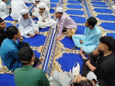 
Sesi qiamullail dan tazkirah bersama tenaga pengajar SM Tahfiz Darul Ridzuan Tambun.