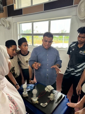 Bakal huffaz mendengar penerangan ketika slot Bersama Jurutera: Pendawaian Elektrik.