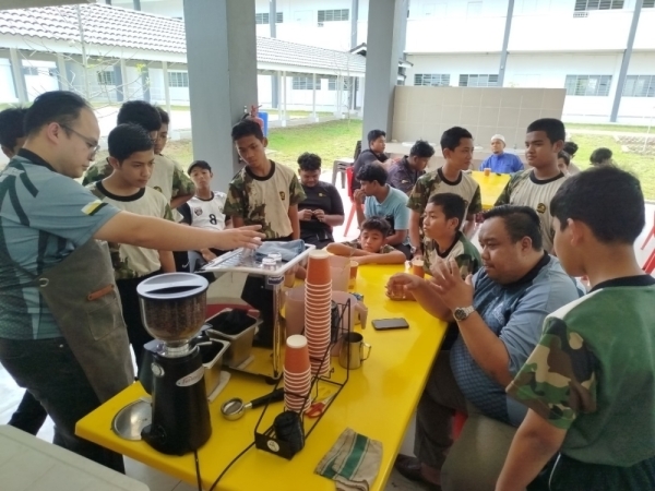 
Pelajar SM Tahfiz Darul Ridzuan Tambun belajar kaedah membancuh kopi atau menjadi barista menerusi slot Bersama Barista: Do Your Own Coffee.