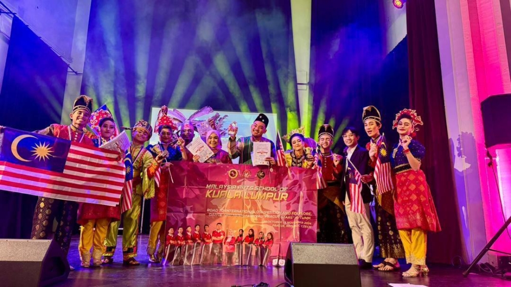 Pencapaian kumpulan tarian SSeMKL dalam pertandingan di Prague, Republic Czech membanggakan seluruh rakyat Malaysia.