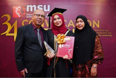 Penerima Anugerah Emas Canselor, Che Ku Nur Afiqah Che Ku Hashim bergambar bersama ibu dan bapanya pada Majlis Konvokesyen ke-34 Management and Science University (MSU) pada Sabtu.
FOTO: SINAR HARIAN / MOHD HALIM ABDUL WAHID