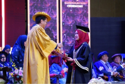 Raja Muda Kedah merangkap Canselor MSU, Tengku Sarafudin Badlishah Sultan Sallehuddin menyampaikan Anugerah Emas Canselor kepada Che Ku Nur Afiqah Che Ku Hashim pada Majlis Konvokesyen ke-34 Management and Science University (MSU) pada Sabtu.
FOTO: SINAR HARIAN / MOHD HALIM ABDUL WAHID