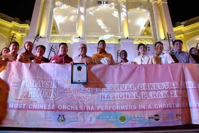 Rumaizi bergambar bersama sijil Malaysia Book Of Record selepas menyaksikan persembahan Okestra pada Festival Okestra Cina Nasional Perak 2024 di Pekarangan Ipoh Town Hall.
