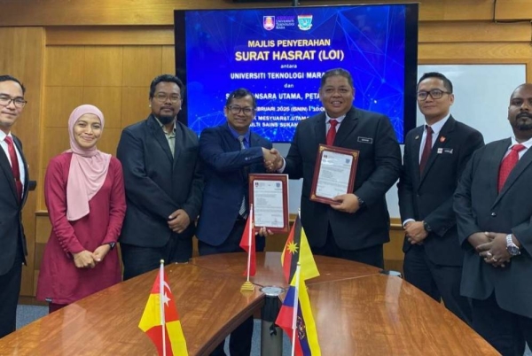 Raja Mohammed Firhad (empat dari kiri) dan Mohammad Izaham (tiga dari kanan) bersalaman selepas menandatangani Surat Hasrat (Letter of Intent) baru-baru ini. 