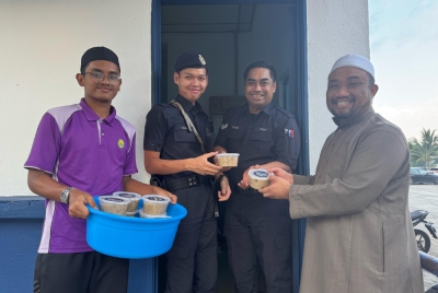Agihan bubur lambuk kepada Polis Diraja Malaysia (PDRM) yang bertugas di kawasan berhampiran Masjid Al-Falah.