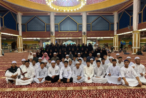 Antara pelajar yang menyediakan dan mengagihkan bubur lambuk kepada komuniti setempat.