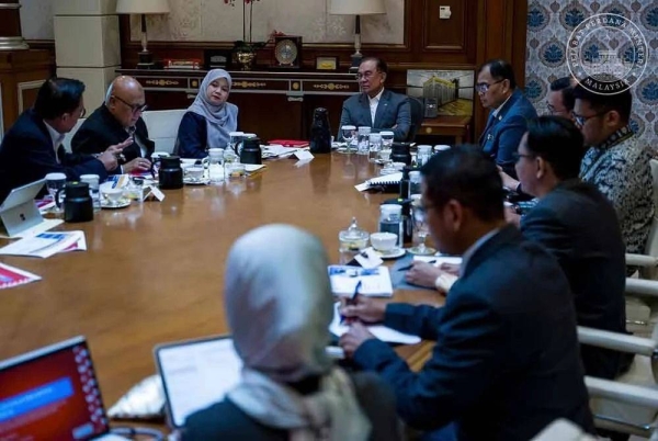 Anwar menerima kunjungan Fadhlina bersama barisan pengurusan tertinggi KPM bagi membincangkan strategi dan hala tuju pendidikan negara menjelang RMK-13. 