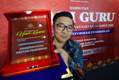 Cikgu Nazmi menerima Anugerah Khas Menteri Pendidikan di Majlis Anugerah Sambutan Hari Guru Peringkat Kebangsaan ke-45 pada Khamis. Foto: Bernama 