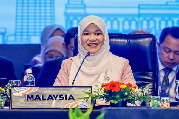 Fadhlina ketika menghadiri persidangan meja Bulat Menteri Pendidikan dan Menteri Pendidikan Tinggi ASEAN (#EduRoundtables2025) pada Khamis.