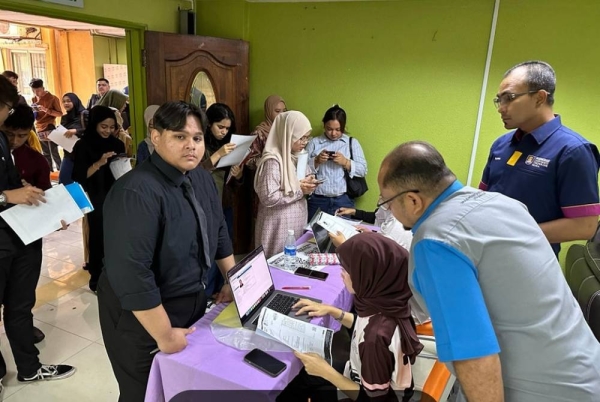 Kemasukan pelajar ke institusi dibuat dengan menyusun semua calon yang layak mengikut merit tertinggi hingga terendah. Gambar hiasan: Facebook UiTM