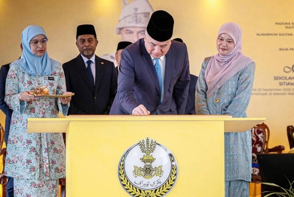 Sultan Perak Sultan Nazrin Shah berkenan menandatangani plak ketika baginda berangkat merasmikan bangunan SK Seri Serdang. 