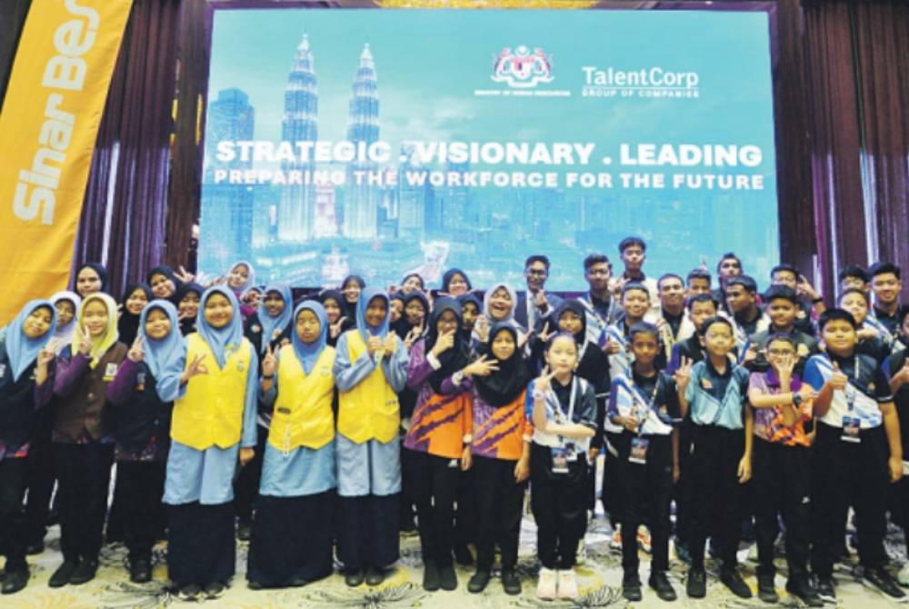 Peserta dan penganjur program bergambar selepas Program Career Roadmap sempena Festival TV PSS Sinar Bestari Peringkat Kebangsaan 2025 di sebuah hotel, di Subang Jaya baru-baru ini. 