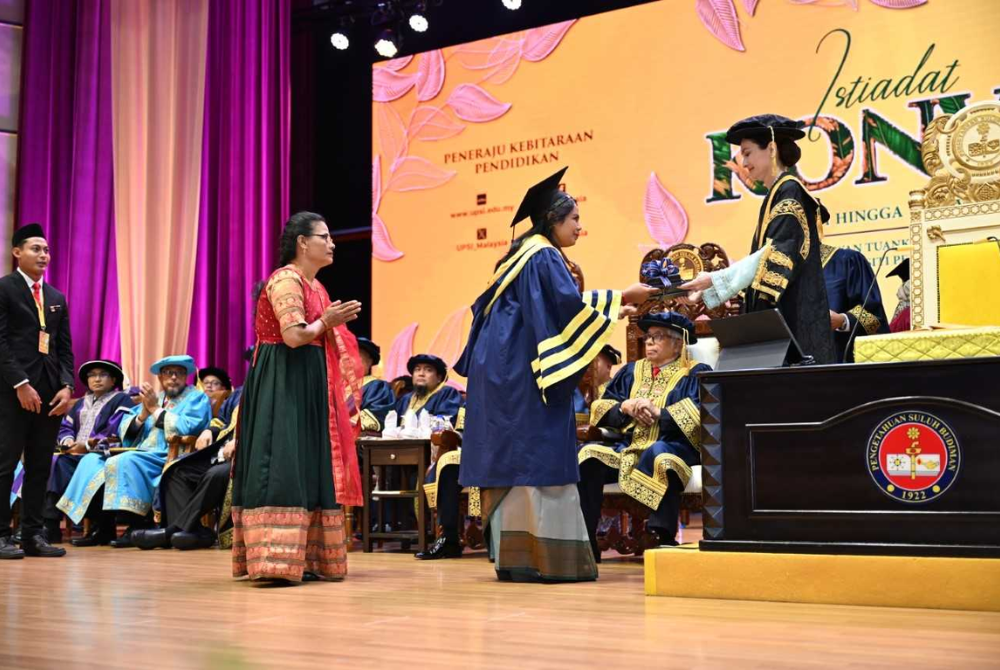 Tuanku Zara Salim menyampaikan Anugerah Pelajaran Diraja kepada Permawathy 