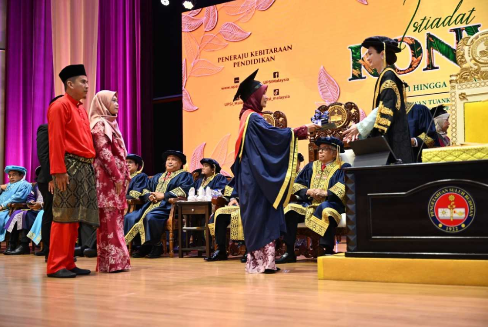 Tuanku Zara Salim menyampaikan Anugerah Pelajaran Diraja kepada Nazatul Najwa