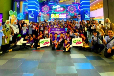 Seramai 85 murid pendidikan khas, 14 guru dan empat pembantu bergambar untuk dijadikan kenangan menyertai penggembaraan menaiki MRT.