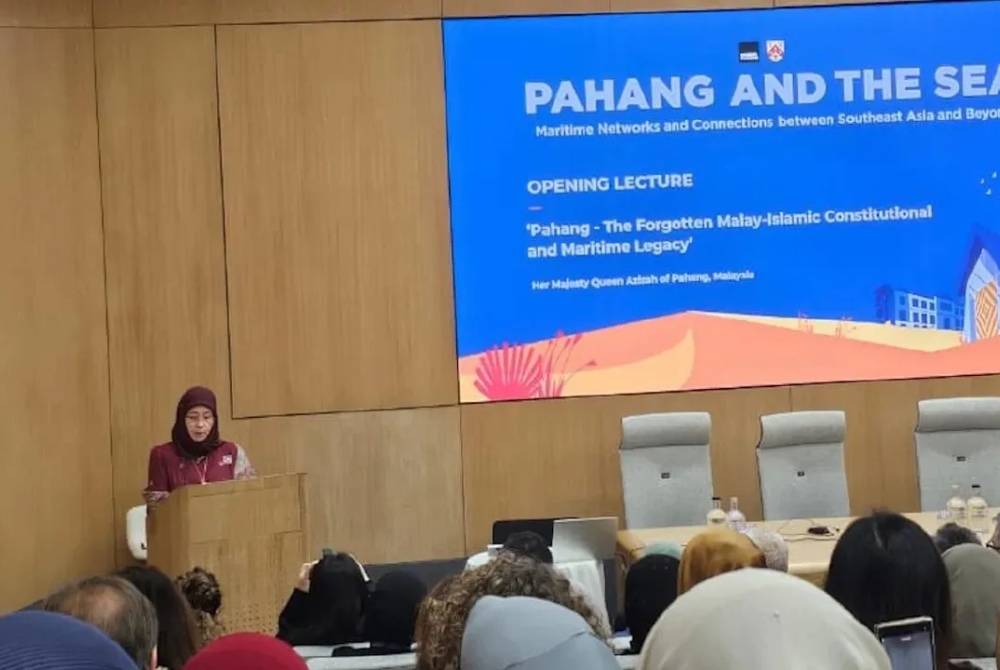 Tunku Azizah membentangkan syarahan bertajuk 'Pahang: Warisan Perlembagaan dan Maritim Melayu-Islam Yang Dilupakan'. - Facebook Kesultanan Pahang 