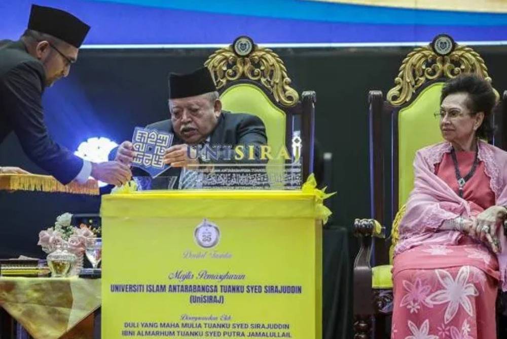 Tuanku Syed Sirajuddin berkenan melancarkan logo baharu pada Majlis Pemasyhuran UniSIRAJ sebagai mercu ilmu dan cahaya baharu Perlis di Dewan 2020. Turut berangkat Tuanku Tengku Fauziah.