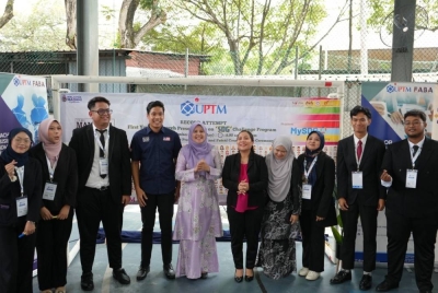 Dr Sharifah Syahirah (tengah) berkata, program bukan sekadar pertandingan, malah medan penting membentuk keberanian dan kepimpinan intelektual belia.