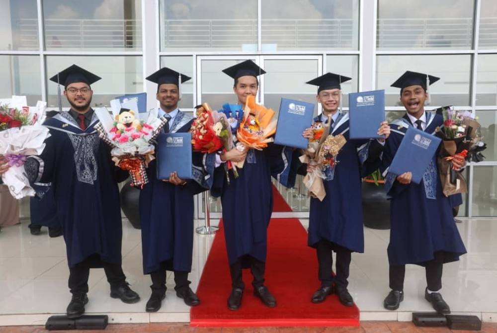 Sebahagian daripada graduan sulung FAIX sewaktu Majlis Konvokesyen UTeM ke-21. 