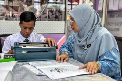 Muhammad Akmal menunjukkan semangat tinggi untuk menduduki peperiksaan itu meskipun menghadapi kekurangan diri. 