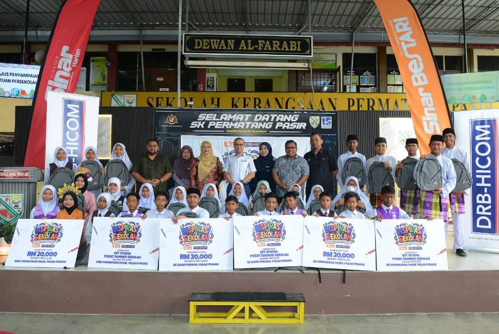 Sebahagian pelajar menerima sumbangan daripada Program Inspirasi Ke Sekolah yang dianjurkan oleh DRB-HICOM Berhad dengan kerjasama Sinar Bestari baru-baru ini.