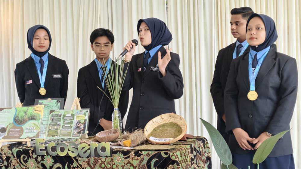 Kumpulan pelajar terlibat dalam projek penghasilan pinggan daripada daun serai. 