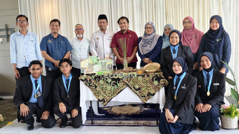 Mohd Asna (Lima dari kiri) bersama pihak sekolah dan pelajar SMK Dato' Klana Putra yang mengharumkan nama negara.