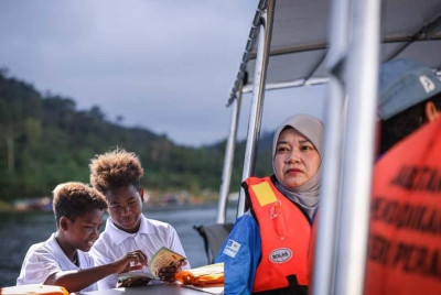 Walaupun penuh dengan pandangan berbeza, wanita cekal ini tetap teguh berdiri, menjalankan amanah sebagai Menteri Pendidikan sebaik mungkin demi masa depan generasi negara. Foto: Facebook Fadhlina Sidek 