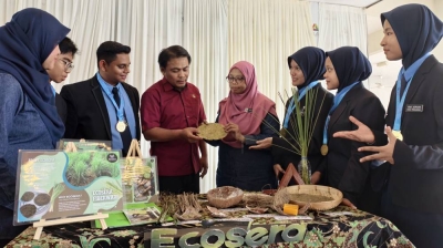 Cikgu Noor Shariffah (empat dari kanan) menerangkan projek pinggan biodegrasi daripada daun serai.