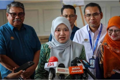 Fadhlina bercakap pada sidang media pada Majlis Peluncuran Sekolah Angkat MADANI pada Rabu. Turut hadir Pengerusi SPA, Datuk Seri Dr Ahmad Jailani (kiri).