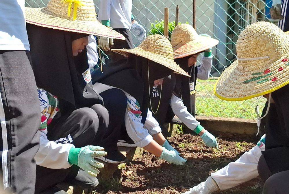Pelaksanaan projek kebun mini dan kompos Bokashi bersama pelajar SMK Kuhara.