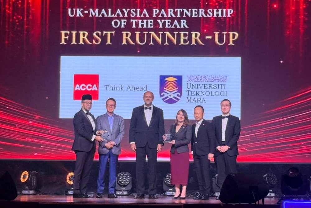 Dari kiri: Shahrin bersama Pengerusi Sunway Group Tan Sri Datuk Seri Sir Dr Jeffrey Cheah; Menteri Digital Malaysia, Gobind Singh Deo dan Joanne Goh, ACCA menyerahkan penghargaan kepada UiTM semasa Majlis UK–Malaysia Partnership of the Year sempena 6th BMCC Business Excellence Awards 2025 di Sunway Resort Hotel, baru-baru ini.