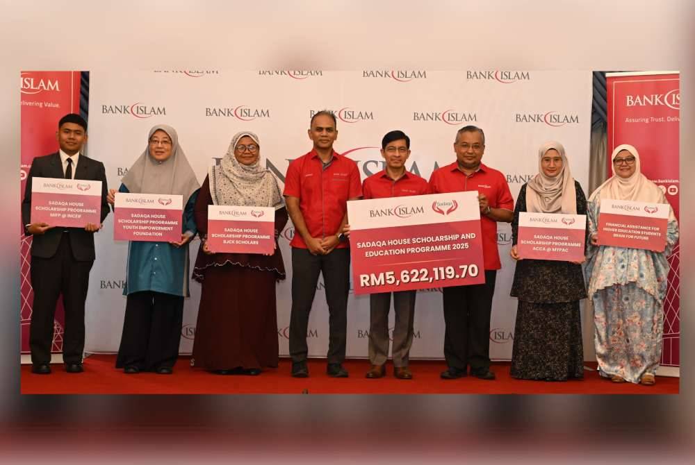 Ketua Pegawai Eksekutif Kumpulan Bank Islam, Datuk Mohd Muazzam Mohamed (empat dari kiri), bersama Mohd Nazri (kanan) dan Ketua Pegawai Sumber Manusia Kumpulan Bank Islam, Iskandar Shah Zulkarnain (kiri), bergambar bersama cek cura bagi Biasiswa dan Geran Pendidikan Sadaqa House kepada wakil-wakil 'changemaker' Sadaqa House di Kuala Lumpur, baru-baru ini.