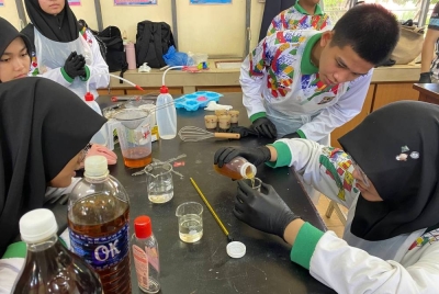 Kumpulan pelajar SMK Kuhara mengikuti aktiviti green soap yang memfokuskan penghasilan sabun mesra alam daripada minyak terpakai. 