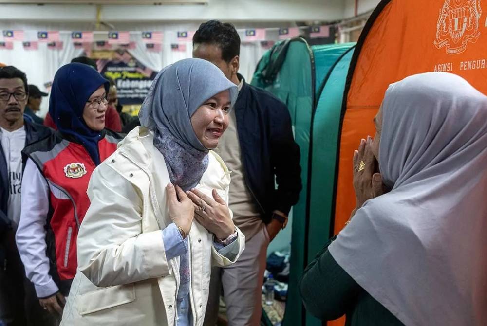 Fadhlina menyantuni mangsa banjir yang ditempatkan di PPS SK Tapang.
