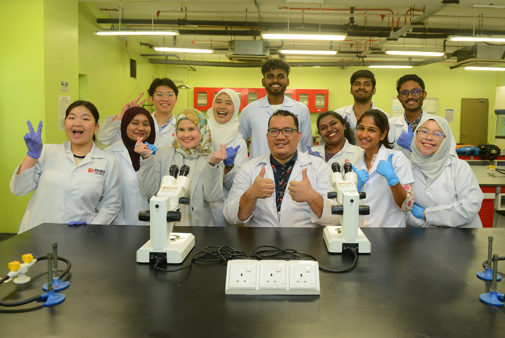 Pelajar Sains Forensik tahun keempat bersama Pensyarah Kanan, Program Sains Forensik, Fakulti Kesihatan dan Sains Hayat MSU, ChM Dr Muhammad Jefri Mohd Yusof (depan, empat dari kiri) dan Anita Zara (tiga dari kiri).