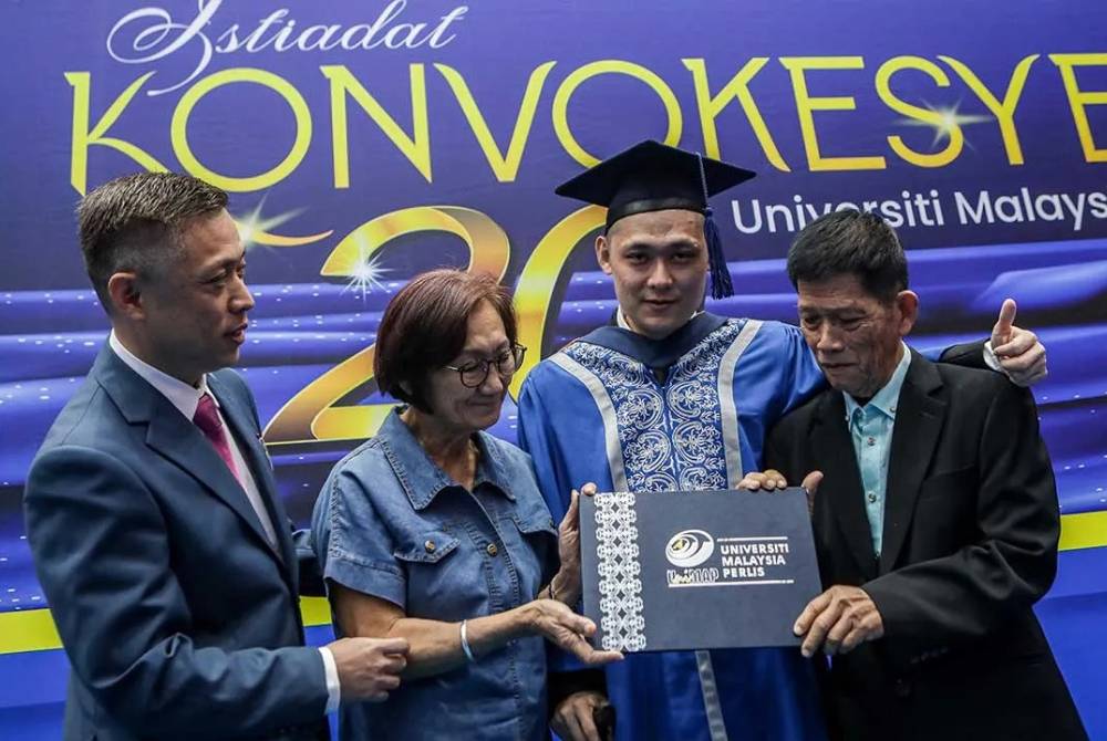 Leong (dua dari kanan) diapit ibu bapanya dalam Istiadat Konvokesyen ke-20 UniMAP di Dewan Tuanku Canselor.
