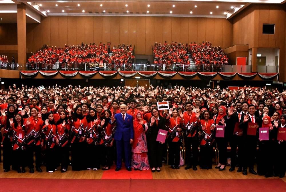 Mohd Shukri dan Naib Canselor MSU, Profesor Puan Sri Datuk Dr Junainah Abd Hamid bersama pelajar baharu MSU sesi 2025/2026. 